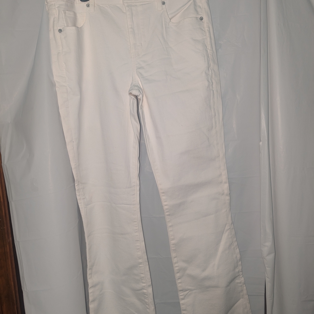American Eagle Women’s White High Rise straight leg Jeans Size 14L Stretch Denim
